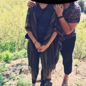 URBAN OUTFITTERS PONCHO